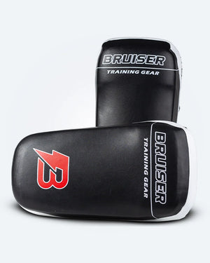 Par de Paos Bruiser color negro con detalles blancos, uno de pie y otro estirado. Logo de la marca en rojo en la parte frontal inferior y "BRUISER" escrito en letras blancas en la superior. Hecho de polipiel. Imagen frontal. 