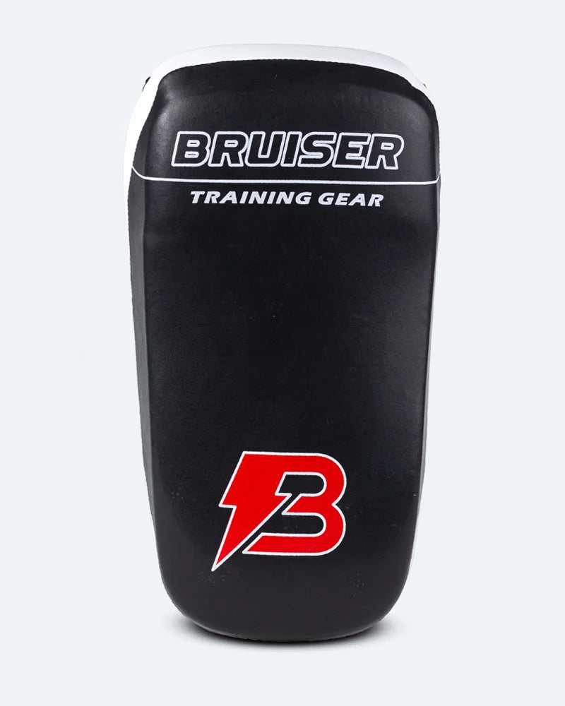 Pao Bruiser color negro con detalles blancos. Logo de la marca en rojo en la parte frontal inferior y "BRUISER" escrito en letras blancas en la superior. Hecho de polipiel. Imagen frontal. 