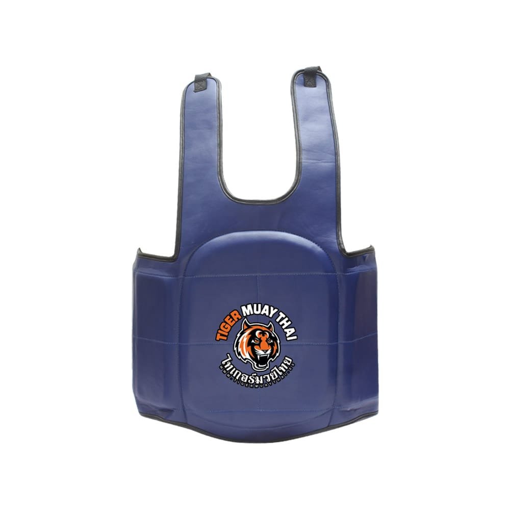 Peto marca Tiger color azul. Logo de la marca en el centro. Hecho de polipiel con espuma en abdomen, costillas y pecho. Sujeción trasera mediante elásticos cortos y velcro Especial para Muay Thai. Imagen frontal. 