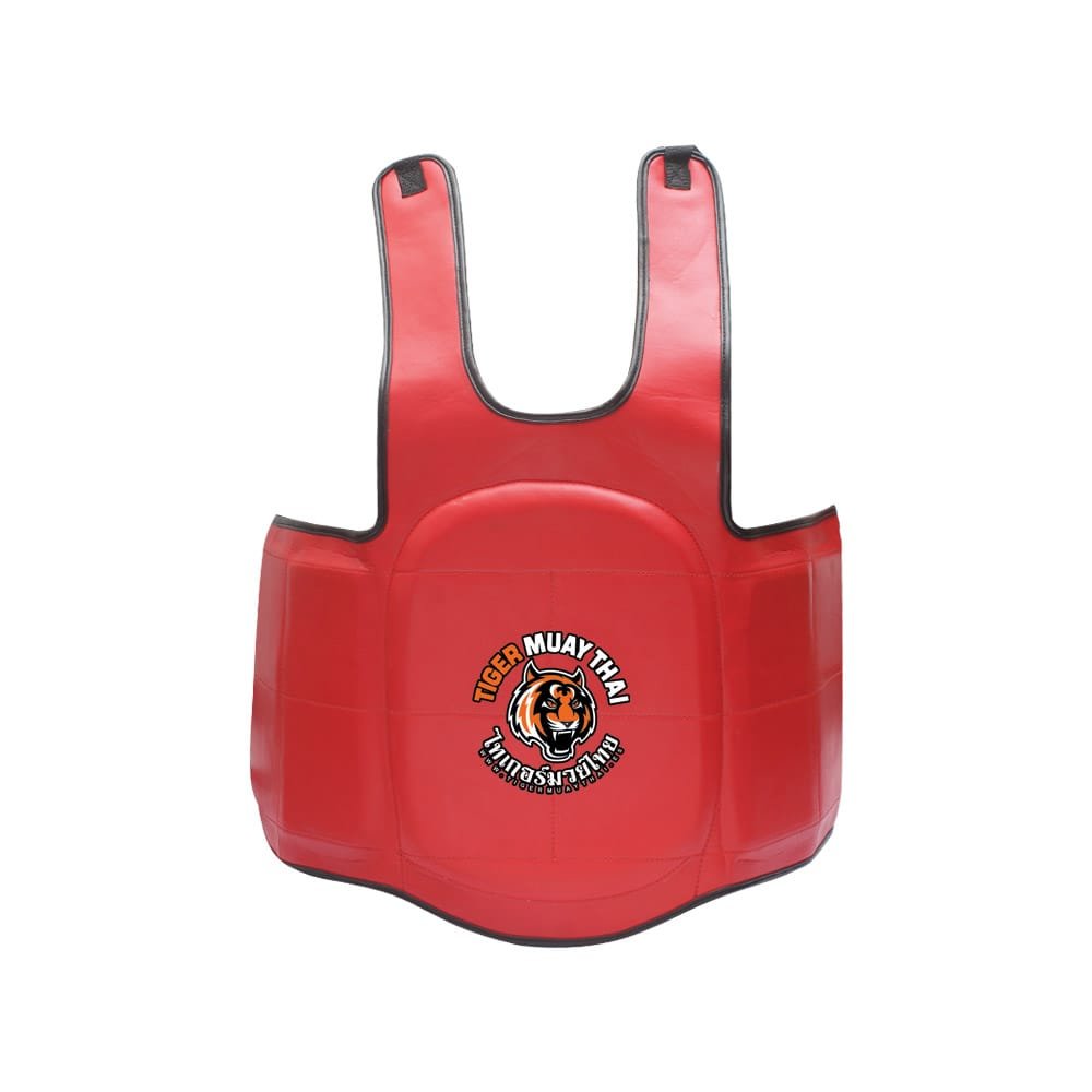 Peto marca Tiger color rojo. Logo de la marca en el centro. Hecho de polipiel con espuma en abdomen, costillas y pecho. Sujeción trasera mediante elásticos cortos y velcro Especial para Muay Thai. Imagen frontal. 