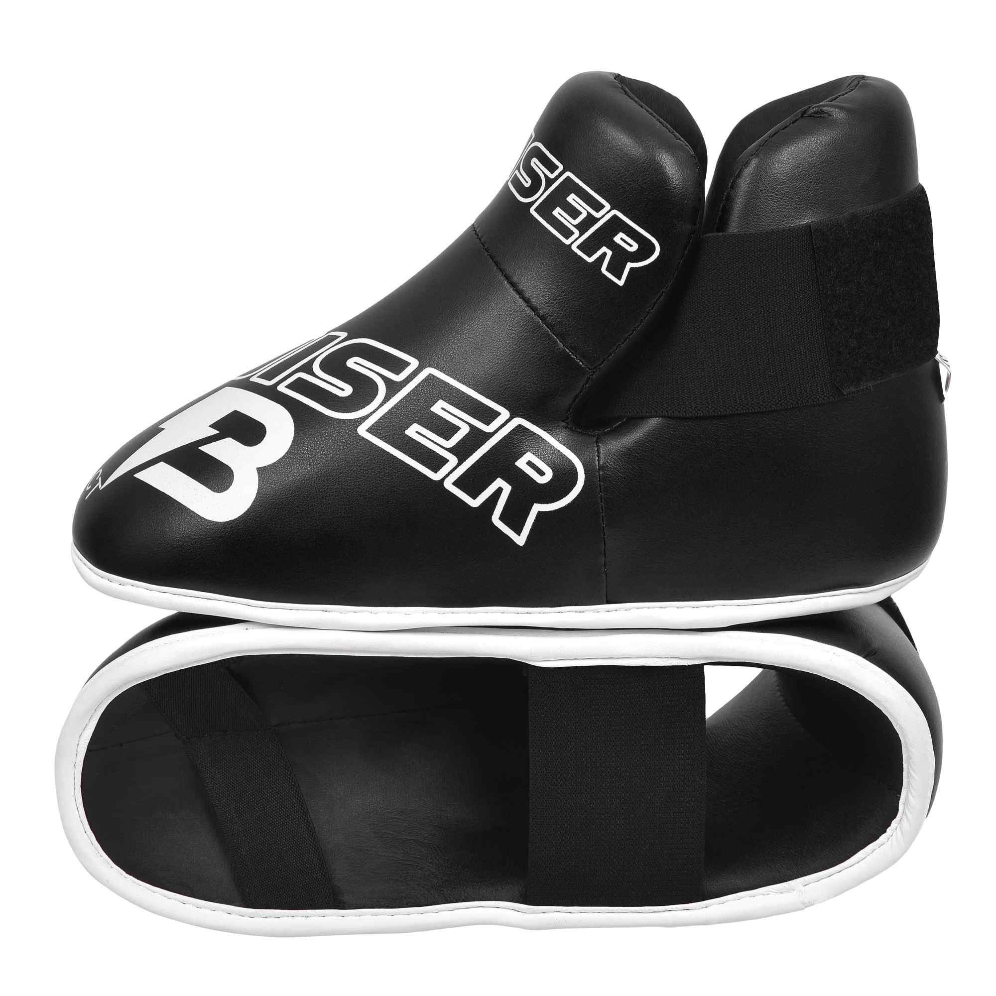 Protectores de pie "Bruiser" color negro para kickboxing, taekwondo o muay thai uno encima del otro. Hechos de polipiel. Sistema de sujeción con elástico y cierre de velcro. Perfil izquierdo.