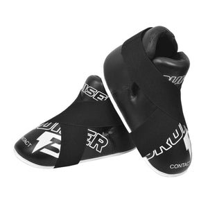Protectores de pie "Bruiser" color negro para kickboxing, taekwondo o muay thai uno encima del otro. Hechos de polipiel. Sistema de sujeción con elástico y cierre de velcro. 