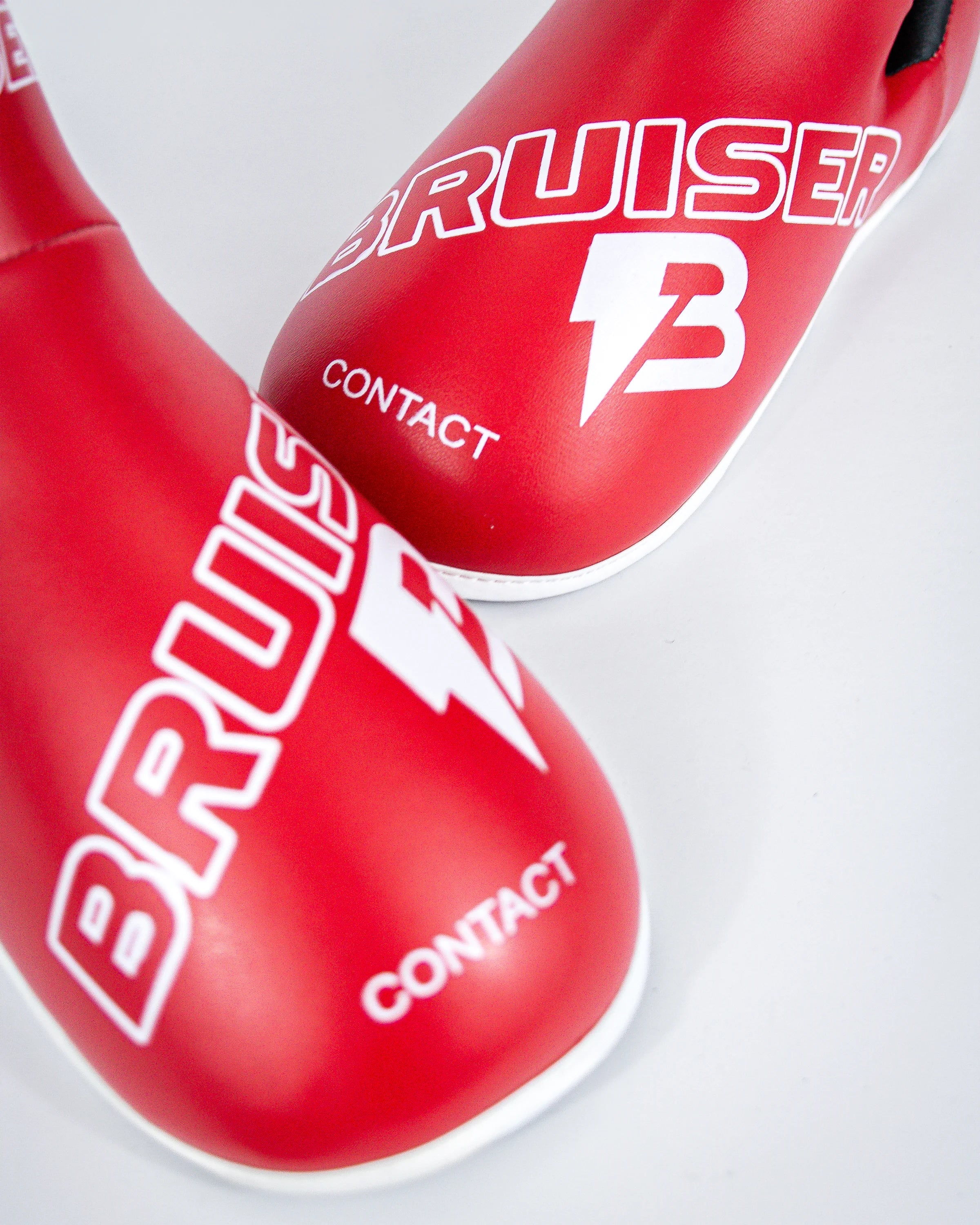 Enfoque detallado protectores de pie "Bruiser" rojos. 