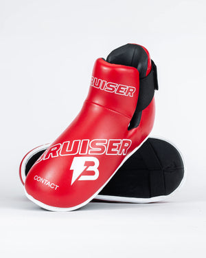 Protectores de pie "Bruiser" color rojo para kickboxing, taekwondo o muay thai, uno encima del otro. Hechos de polipiel. Sistema de sujeción con elástico y cierre de velcro. Imagen frontal. 