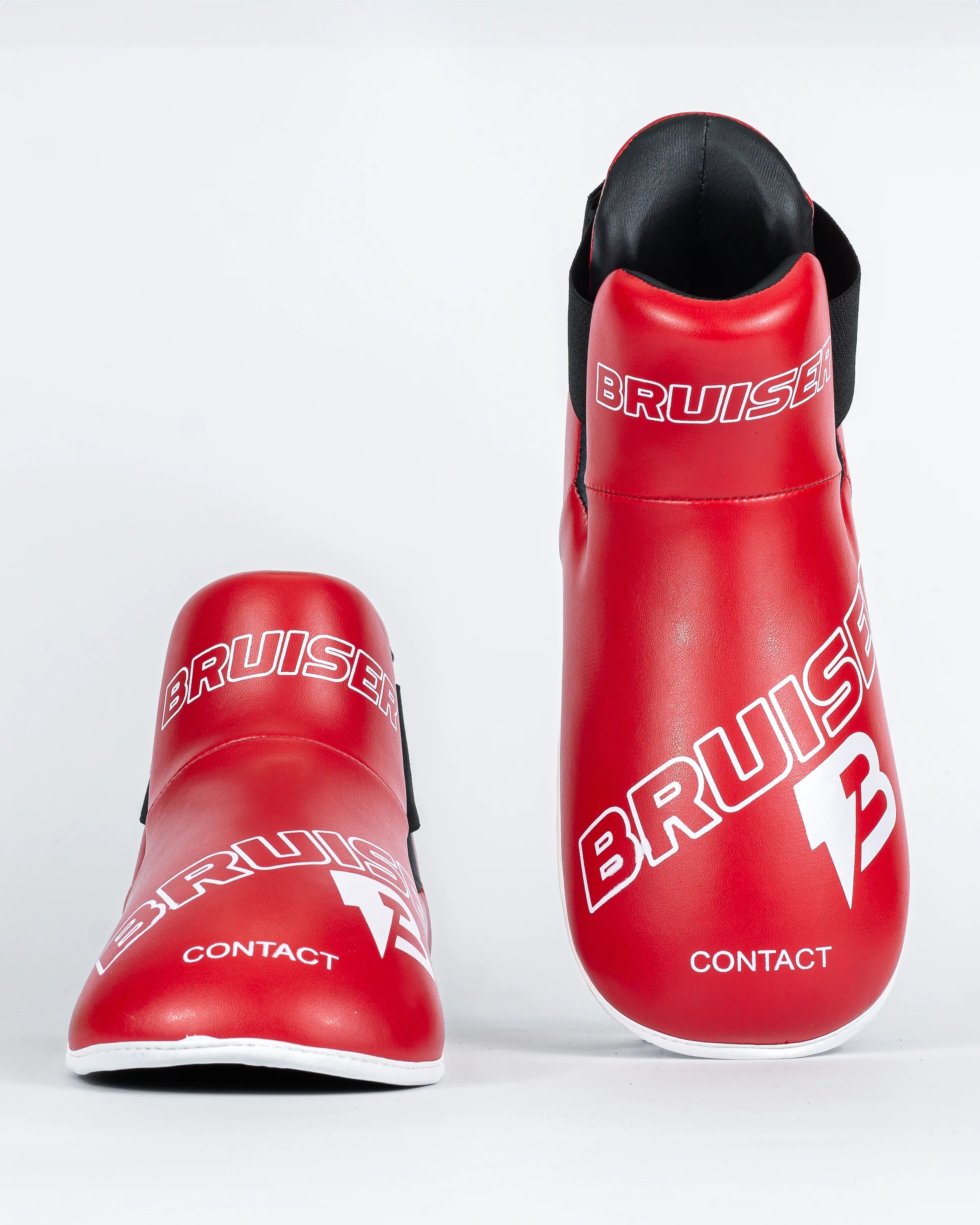 Protectores de pie "Bruiser" color rojo para kickboxing, taekwondo o muay thai. Pie derecho de pie. Hechos de polipiel. Sistema de sujeción con elástico y cierre de velcro. Imagen frontal. 