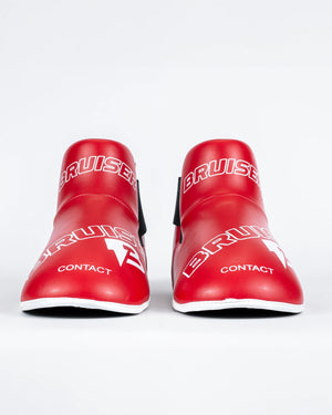Protectores de pie "Bruiser" color rojo para kickboxing, taekwondo o muay thai. Hechos de polipiel. Sistema de sujeción con elástico y cierre de velcro. Imagen frontal. 