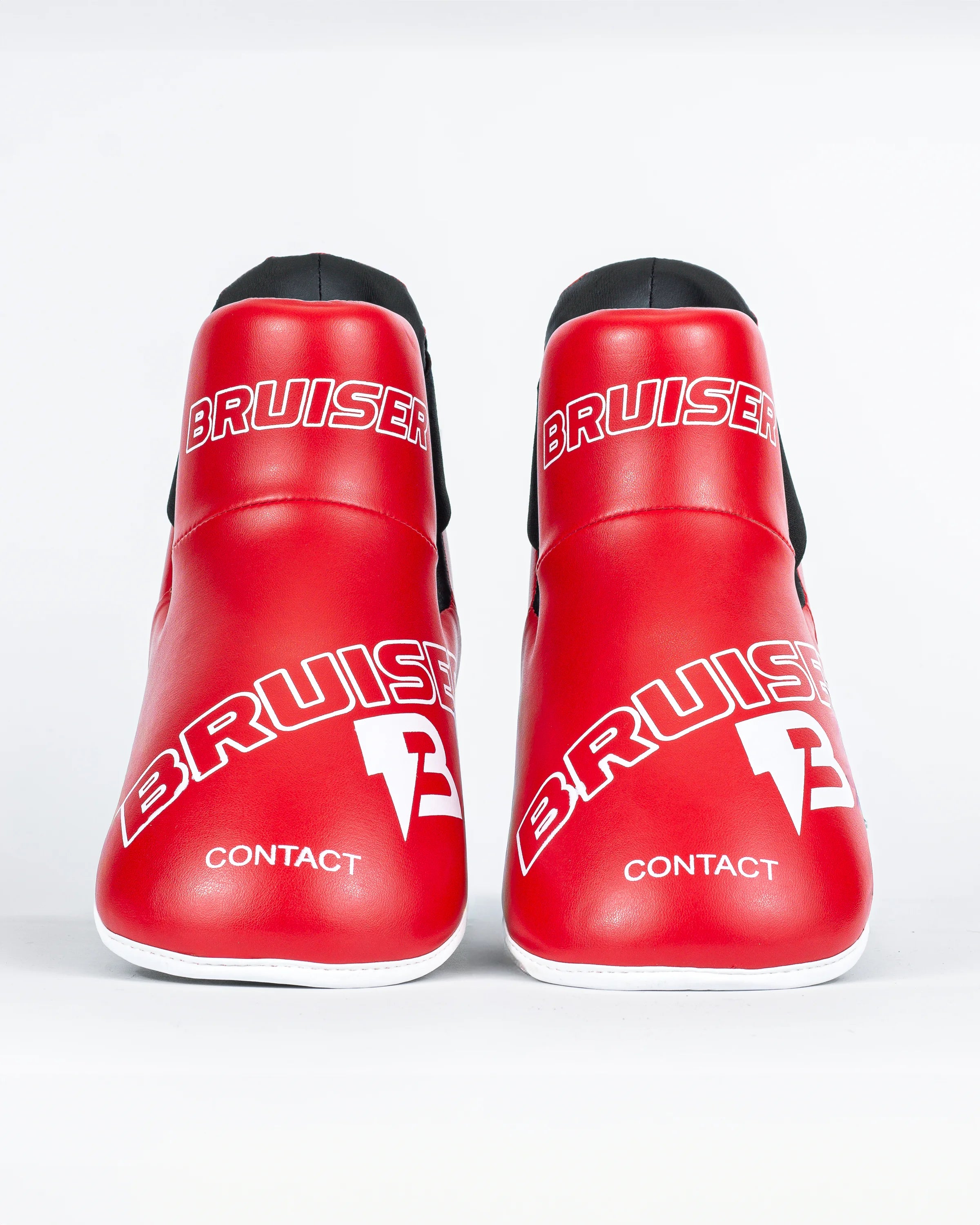 Protectores de pie "Bruiser" color rojo para kickboxing, taekwondo o muay thai. Hechos de polipiel. Sistema de sujeción con elástico y cierre de velcro. Imagen frontal. 
