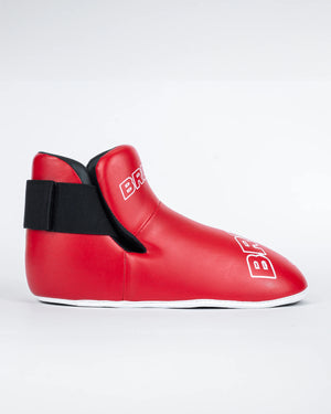Protectores de pie "Bruiser" color rojo para kickboxing, taekwondo o muay thai. Hechos de polipiel. Sistema de sujeción con elástico y cierre de velcro. Perfil derecho.