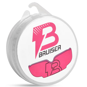 Protector bucal rosa de la marca "Bruiser", para boxeo, MMA y deportes de contacto. Materiales de alta calidad, protector es moldeable con calor.
Caja protectora blanca con logotipo de la marca.
Diseño cómodo y resistente pensado para entrenamiento y sparring.