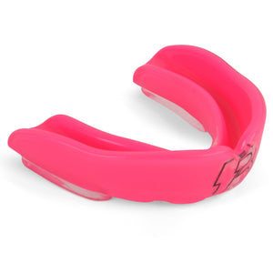 Plano cercano de bucal "Bruiser" rosa con logotipo de la marca.  