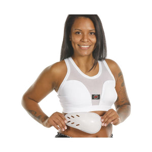 Potector de Busto Bruiser color blanco seguro para practicar deportes de contacto. Llevado por modelo mostrándolo. Hecho de material resistente, duradero y elástico para ajuste optimo. Incluye protectores de goma ultra resistente