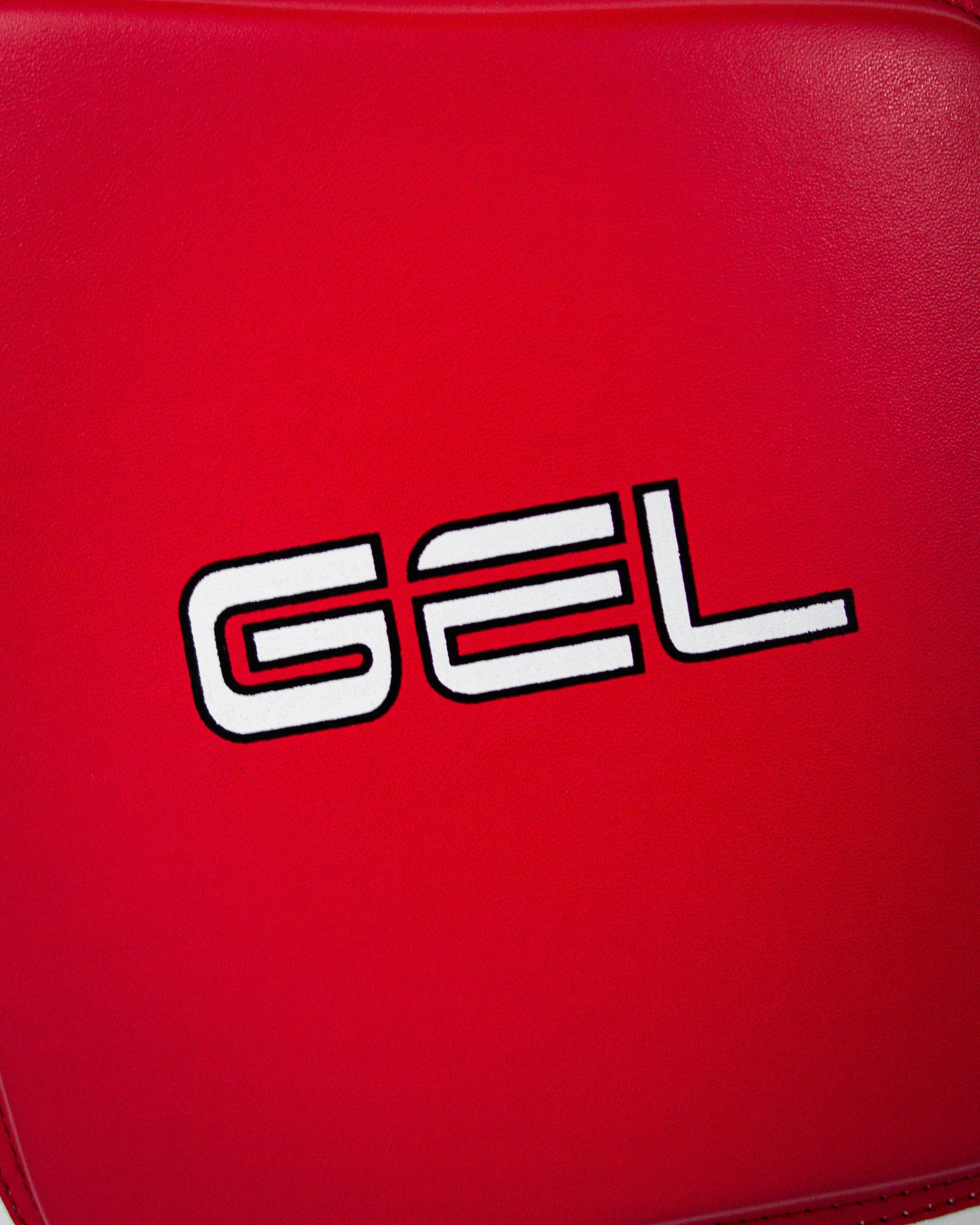 Enfoque detallado de inscripción de los laterales, "GEL" en letras blancas. 