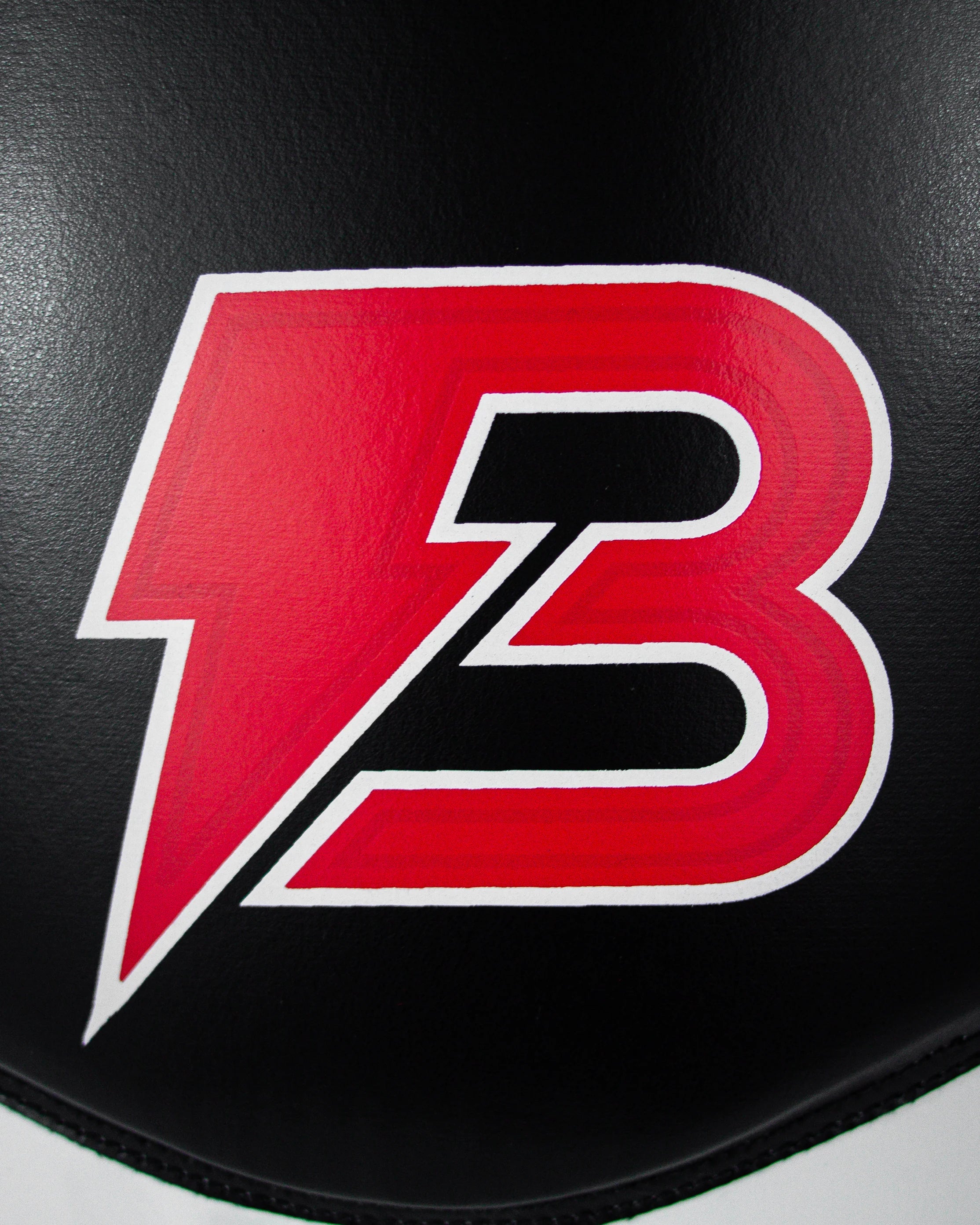 Enfoque detallado logo "Bruiser" en rojo.