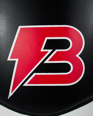 Enfoque detallado logo "Bruiser" en rojo.