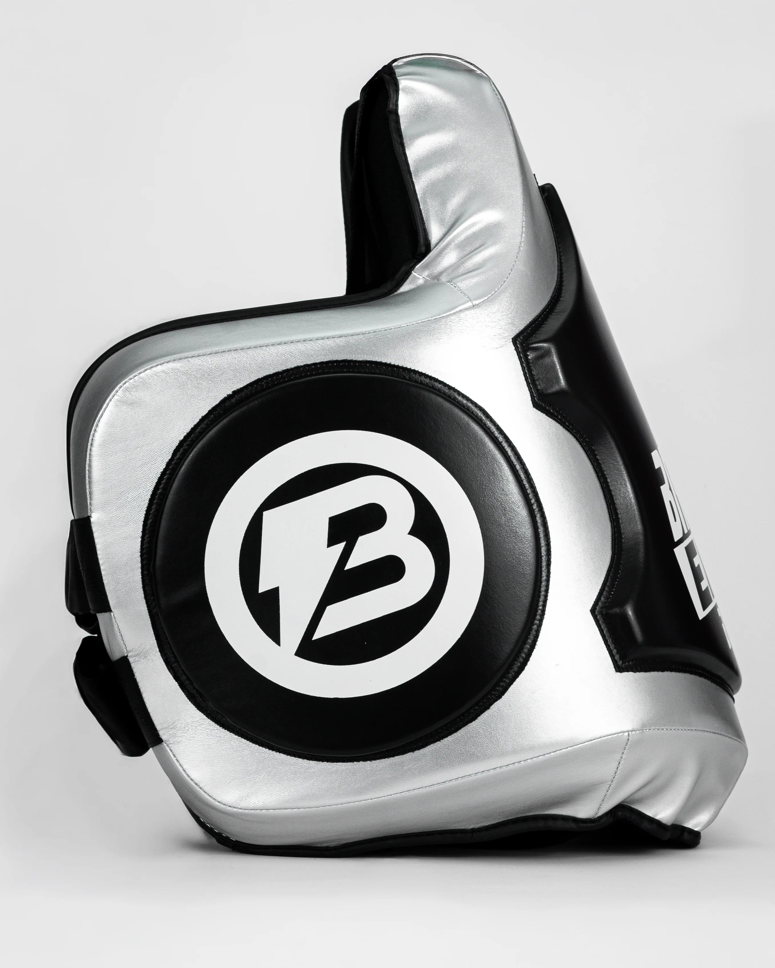 Ventral "Bruiser" color gris y negro. Logo de "Bruiser" en los laterales. Ajuste al cuerpo y velcro reforzado. Imagen perfil derecho.  