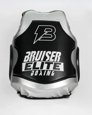 Ventral "Bruiser" color blanco gris y negro con detalles en blanco,  logo en la parte frontal. Con gel de alta absorción de impactos. Ajuste al cuerpo y velcro reforzado. Imagen frontal.  