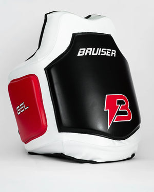 Ventral "Bruiser" color blanco negro y rojo, con logo en la parte frontal. "GEL" escrito en los laterales. Ajuste al cuerpo y velcro reforzado. Imagen perfil derecho.  