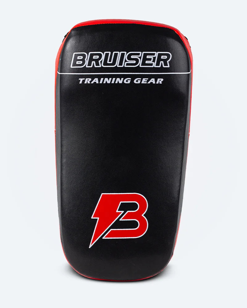Pao Bruiser color negro y rojo. Logo Bruiser en el centro. Hecho de cuero y micro fibra con espuma inteligente. Para Karate, Muay Thai, Jiu Jitsu, Kickboxing.
