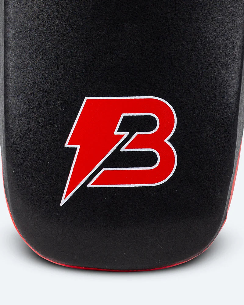 Enfoque detallado logo Bruiser parte frontal color rojo. 
