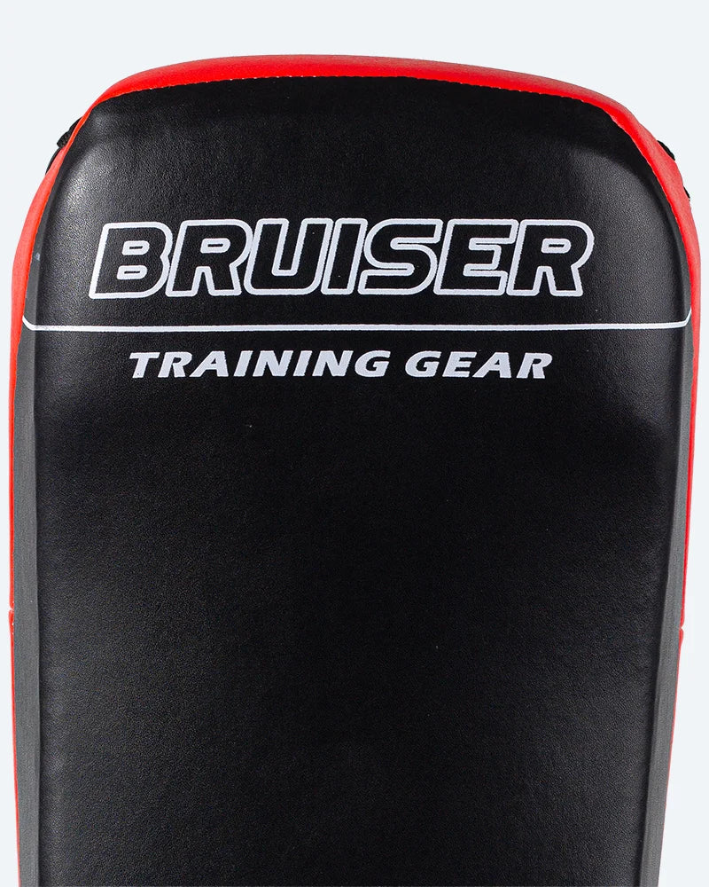 Enfoque detallado logo Bruiser parte frontal superior color blanco. 