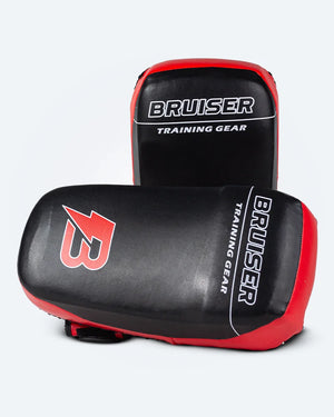 Pao Bruiser color negro y rojo. Logo Bruiser en el centro. Hecho de cuero y micro fibra con espuma inteligente. Para Karate, Muay Thai, Jiu Jitsu, Kickboxing. Imagen frontal. 