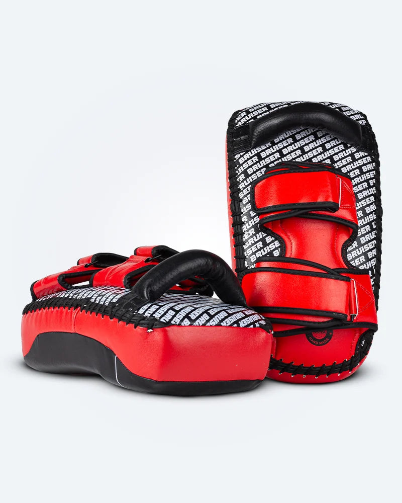 Parte trasera Pao Bruiser color negro y rojo. Logo Bruiser sublimado. Hecho de cuero y micro fibra con espuma inteligente. Para Karate, Muay Thai, Jiu Jitsu, Kickboxing. Imagen frontal. 