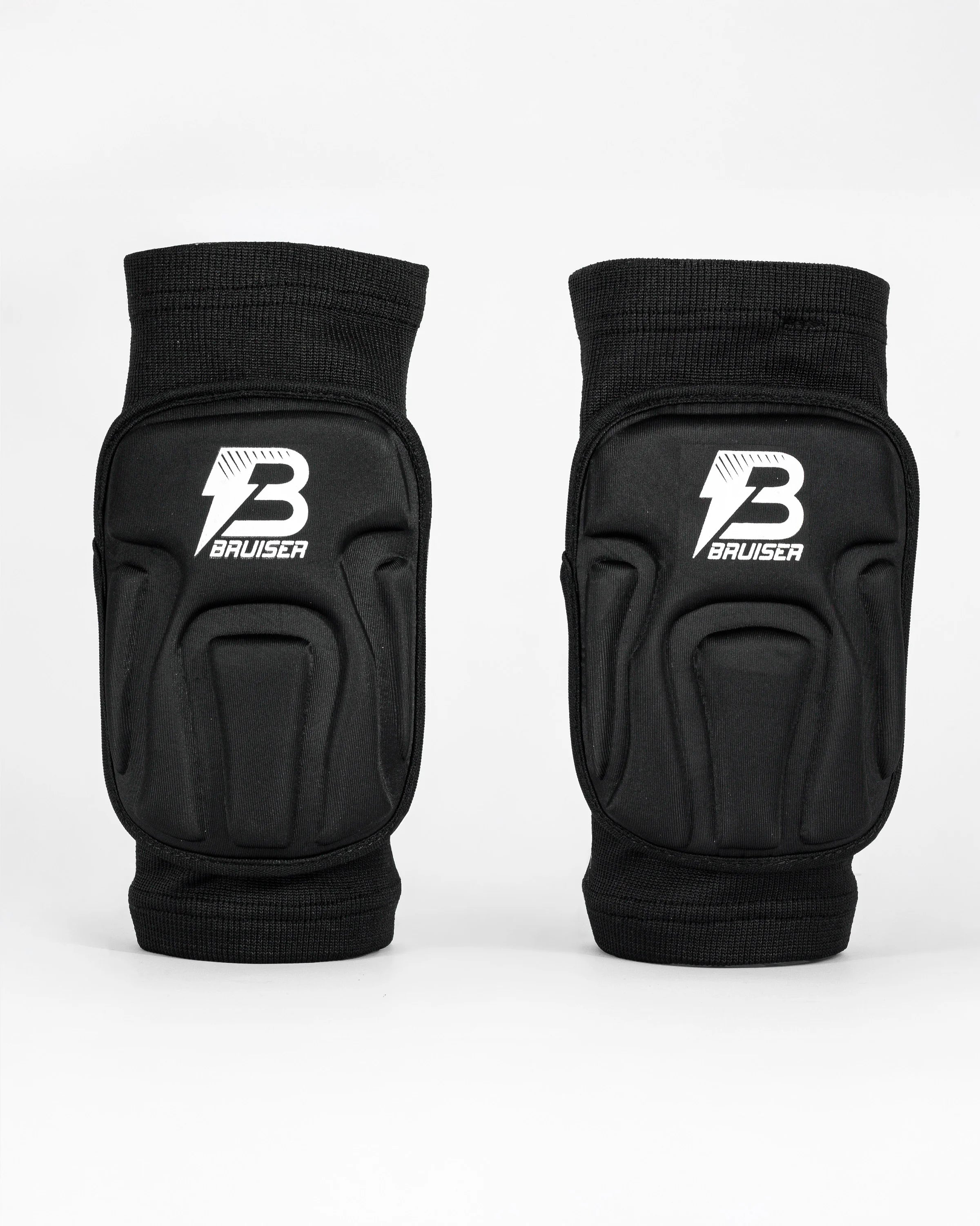 Par de rodilleras Bruiser de color negro. Logo en el centro. Protección, comodidad y libertad de movimiento seguras. Para sparring, BJJ y MMA. Imagen frontal.
