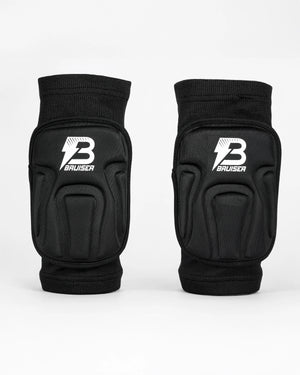 Par de rodilleras Bruiser de color negro. Logo en el centro. Protección, comodidad y libertad de movimiento seguras. Para sparring, BJJ y MMA. Imagen frontal.