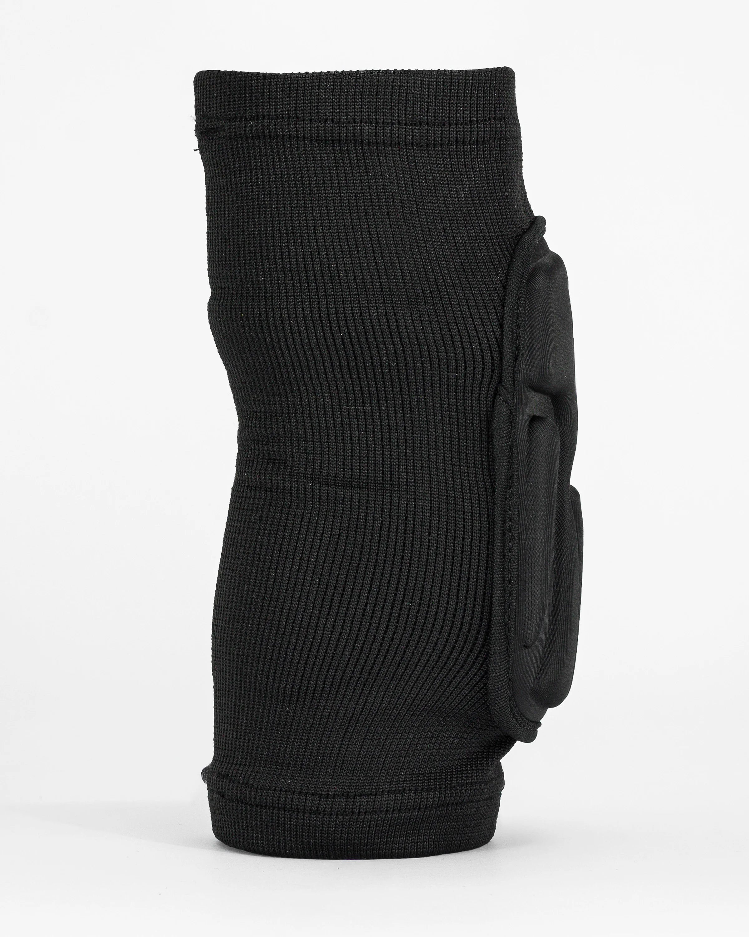 Rodilleras Bruiser de color negro. Logo en el centro. Protección, comodidad y libertad de movimiento seguras. Para sparring, BJJ y MMA. Perfil derecho.