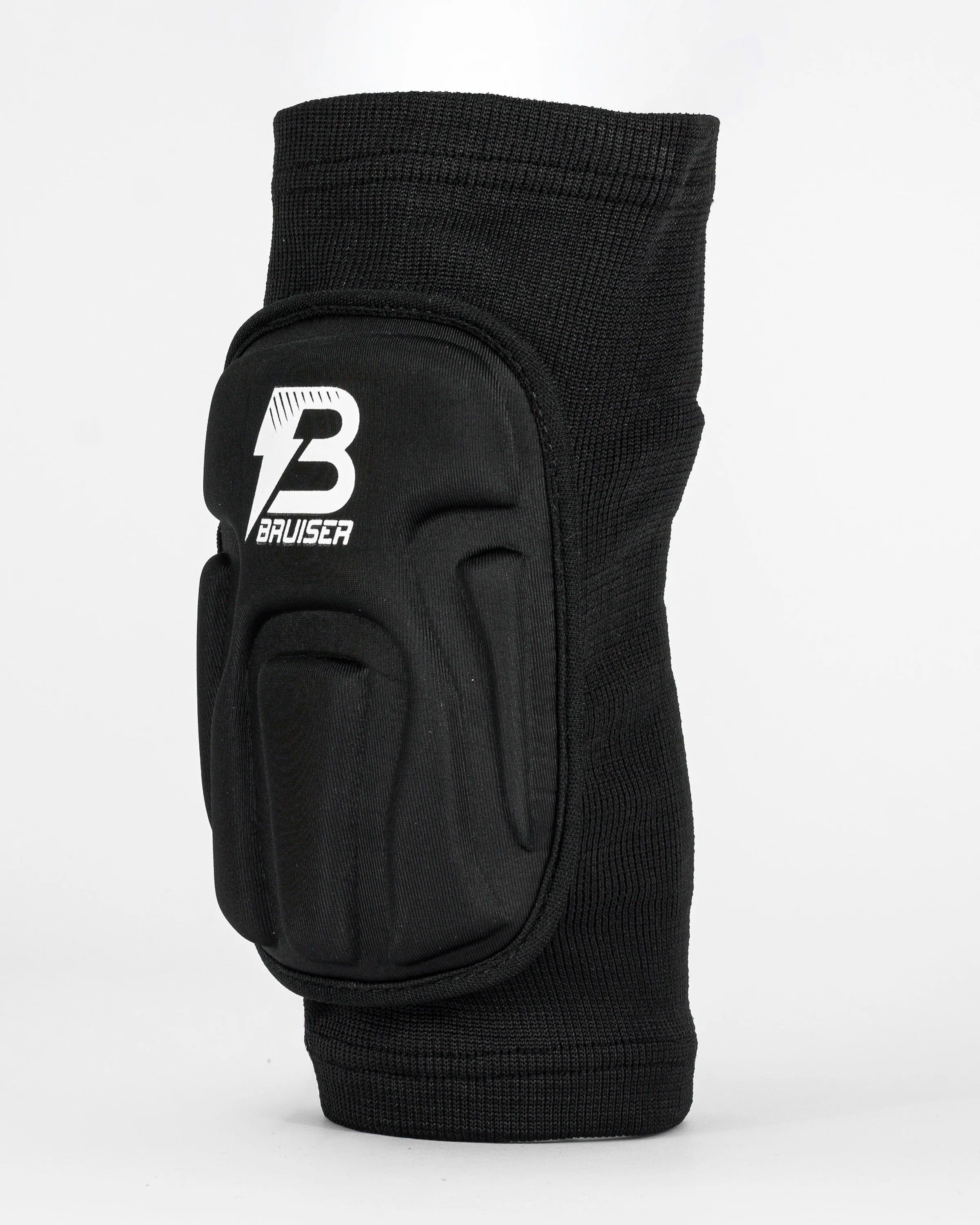 Rodilleras Bruiser de color negro. Logo en el centro. Protección, comodidad y libertad de movimiento seguras. Para sparring, BJJ y MMA. Perfil izquierdo.