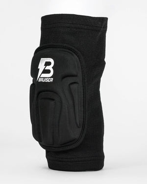 Rodilleras Bruiser de color negro. Logo en el centro. Protección, comodidad y libertad de movimiento seguras. Para sparring, BJJ y MMA. Perfil izquierdo.