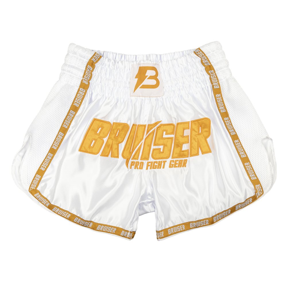 Pantalón corto de Muay Thai marca Bruiser color blanco y dorado. Logo en el centro. Hecho de poliéster. Imagen frontal. 