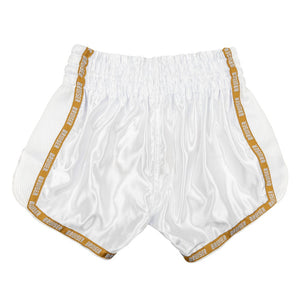 Pantalón corto de Muay Thai marca Bruiser color blanco y dorado. Logo en el centro. Hecho de poliéster. Imagen trasera. 