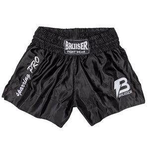 Short de Muay Thai Bruiser, color negro con detalles blancos, logo Bruiser en la parte izquierda en blanco y en cintura. Material cómodo y transpirable con ajuste firme. 