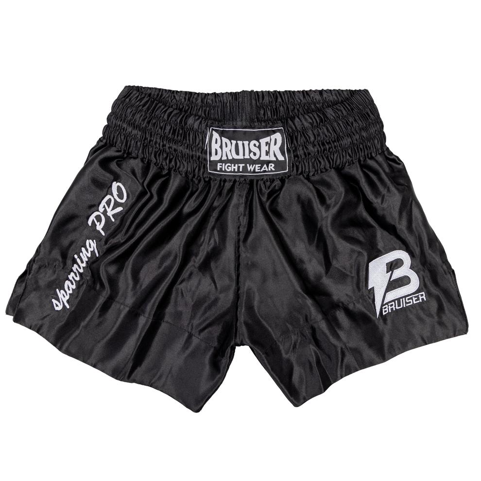 Short de Muay Thai Bruiser, color negro con detalles blancos, logo Bruiser en la parte izquierda en blanco y en cintura. Material cómodo y transpirable con ajuste firme. 