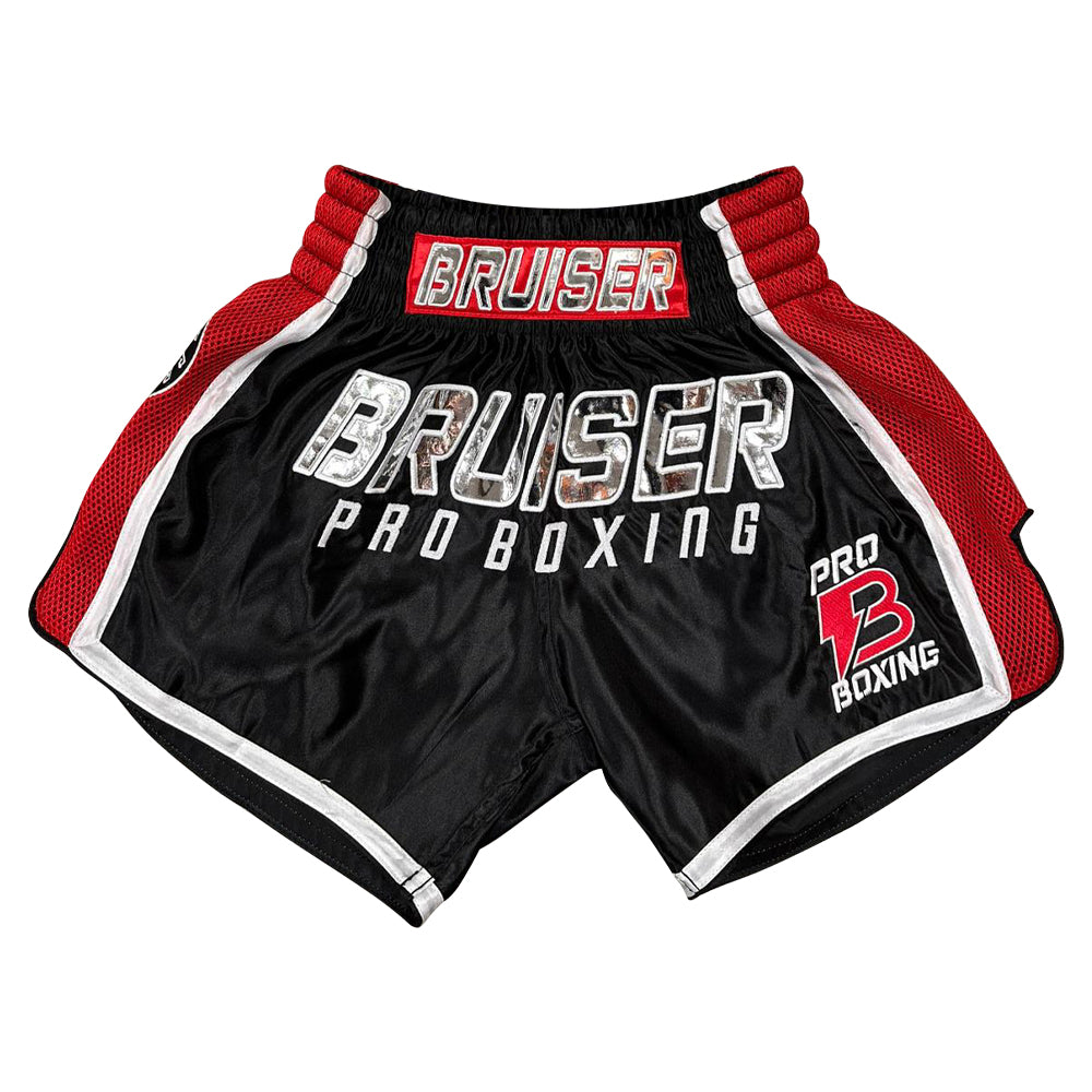 Short de Muay Thai color negro y rojo con detalles blancos, logo Bruiser en el centro en letras grandes plateadas y en cintura. Material cómodo y transpirable con ajuste firme. 