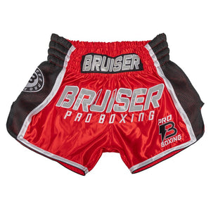 Pantalón corto de Muay Thai marca Bruiser color rojo y negro con detalles grises y estampados fluorescentes. Logo en el centro. Hecho de poliéster. Imagen frontal.  