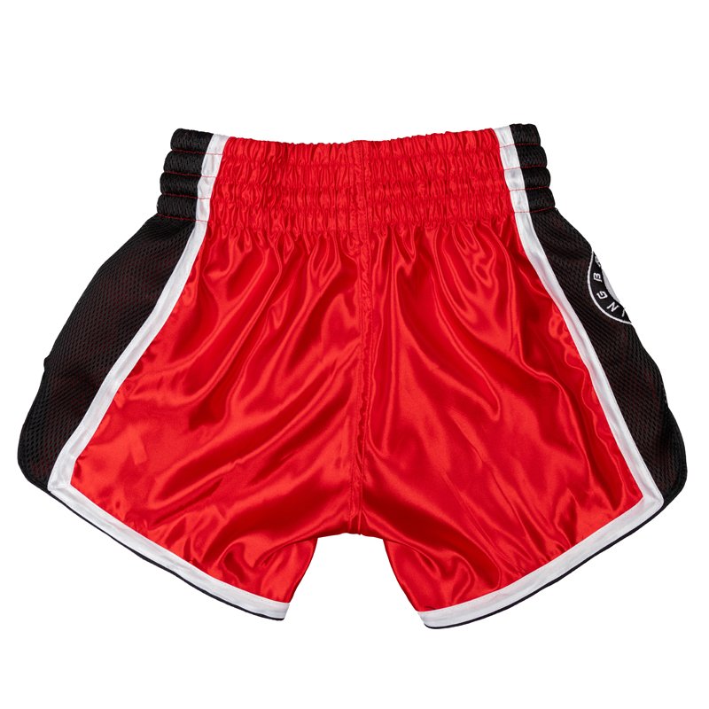 Pantalón corto de Muay Thai marca Bruiser color rojo y negro con detalles grises y estampados fluorescentes. Logo en el centro. Hecho de poliéster. Imagen trasera.  