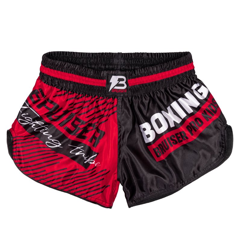 Pantalón corto infantil de Muay Thai marca Bruiser color rojo y negro. Logo sublimado. Hecho de poliéster. Imagen frontal. 