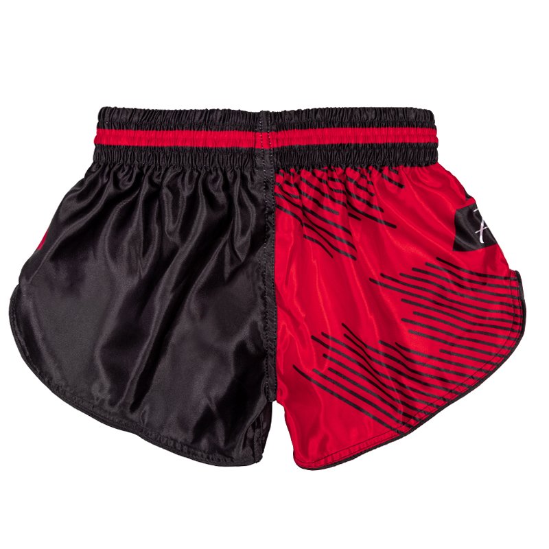 Pantalón corto infantil de Muay Thai marca Bruiser color rojo y negro. Logo sublimado. Hecho de poliéster. Imagen trasera. 