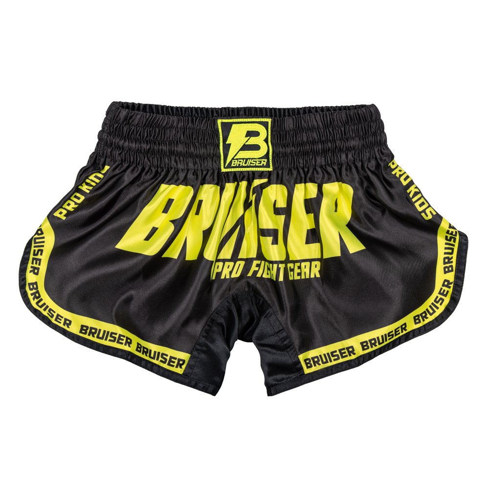Pantalón corto infantil de Muay Thai marca Bruiser color negro y amarillo. Logo en el centro. Hecho de poliéster. Imagen frontal. 