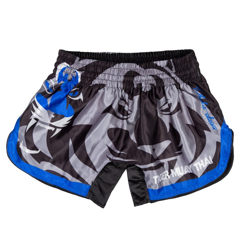 Pantalón corto infantil de Muay Thai marca Tiger color gris y negro con detalles azules. Logo sublimado. Hecho de poliéster. Imagen frontal. 