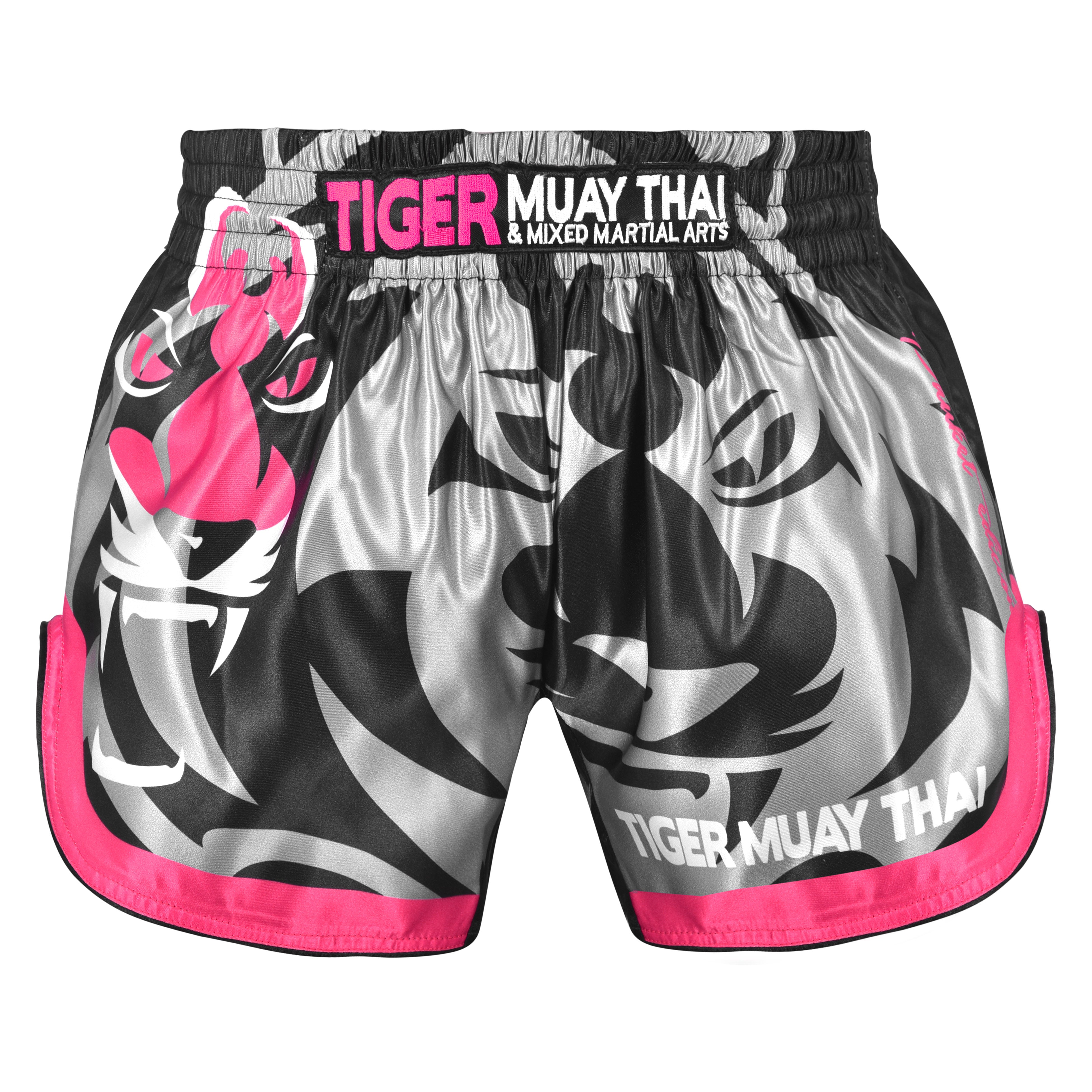 Pantalón corto infantil de Muay Thai marca Tiger color gris y negro con detalles rosas. Logo sublimado. Hecho de poliéster. Imagen frontal. 