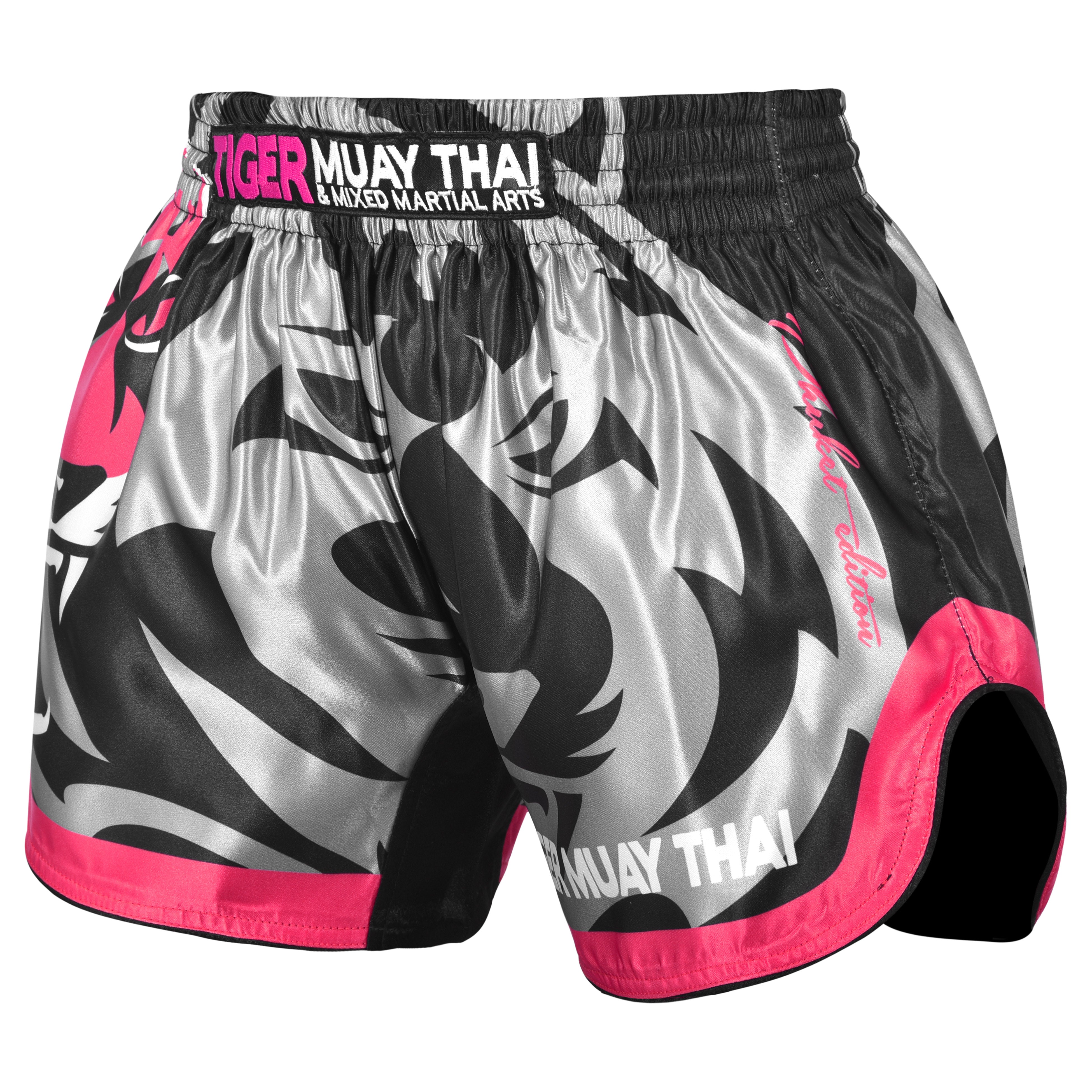 Pantalón corto infantil de Muay Thai marca Tiger color gris y negro con detalles rosas. Logo sublimado. Hecho de poliéster. Perfil izquierdo. 