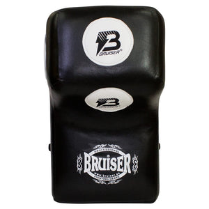 Silueta de pared marca Bruiser color negro con detalles blancos Logo en el centro. Hecha de piel de búfalo con un peso de 15kg. Para gimnasio o uso particular. Imagen frontal. 