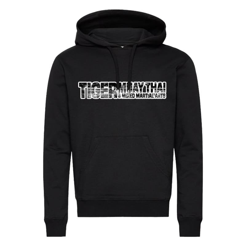 Sudadera con capucha marca Tiger color negro. Logo Tiger Muay Thai en en el centro escrito en letras negras y blancas. 