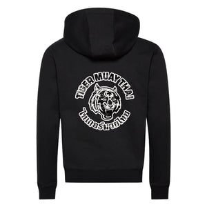 Parte trasera sudadera con capucha marca Tiger color negro. Logo en grande en espalda Tiger Muay en blanco y negro. 