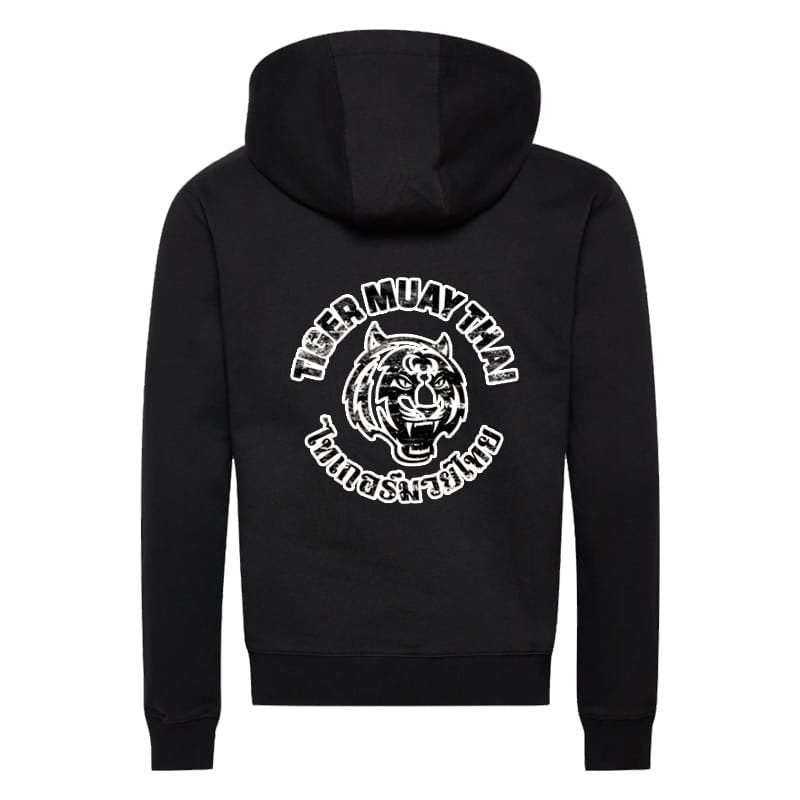 Parte trasera sudadera con capucha marca Tiger color negro. Logo en grande en espalda Tiger Muay en blanco y negro. 