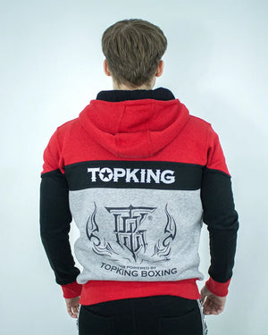 Pare trasera de sudadera con cremallera y capucha "Top King" color roja, negra y gris, llevada por modelo con brazos estirados. Logo "Top King" en la espalda escrito en letras blancas e imagotipo en negro. 