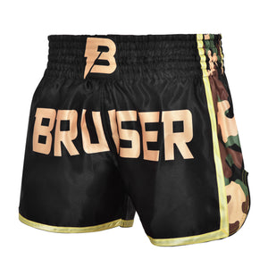 Short de Muay Thai "Bruiser" satén color negro con detalles dorados y diseño camuflaje. Logo en el centro y cintura elástica. Diseño camuflaje a los lados. Perfil izquierdo. 
